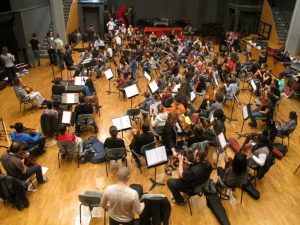 Répétition d'élèves pour le projet de concert Take A Bow