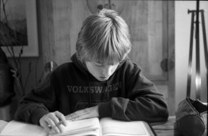 Garçon faisant ses devoirs