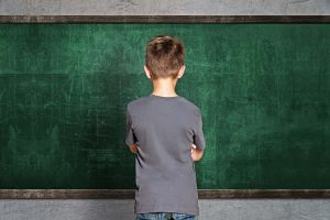 enfant devant tableau enfant devant tableau