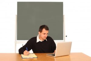 enseignant sur son ordinateur