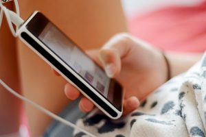 enfant et smartphone