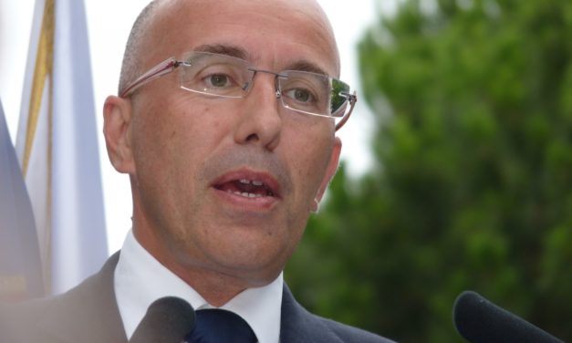 Minute de silence perturbée : Ciotti veut supprimer les allocations aux familles