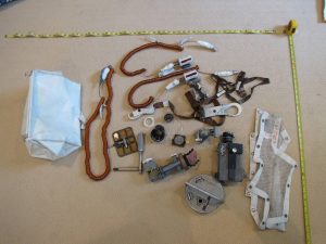 Le contenu du sac dévoilé par Carol Armstrong © Smithsonian Air and Space Museum