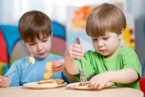 enfants qui mangent
