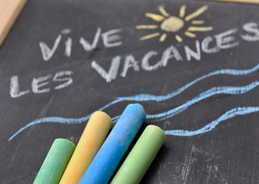 « Vacances apprenantes » : les parents d’élèves veulent plutôt des « vacances reposantes »