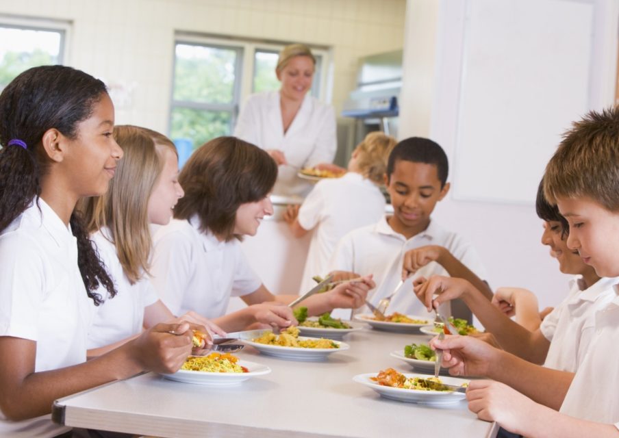 Cantine scolaire : une proposition de loi visant à garantir l’accès pour tous