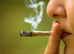 Lycéen fumant du cannabis