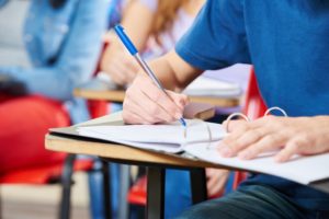 Schüler macht sich Notizen © Fotolia