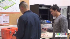 Allan et Yacine dans l'atelier de fibre optique du lycée