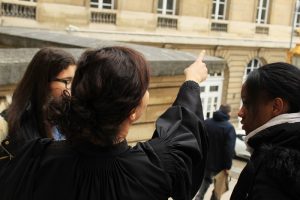 Djazia Tiourtite avocate, et deux stagiaires de 3eme qui sont entrées en contact avec à elle par l'intermédiaire de viensvoismontaf.fr . Crédits : Justine Wittenberg