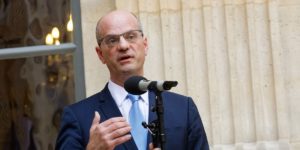 Jean-Michel Blanquer lors de son premier discours avec le costume de ministre de l'Education nationale (photo : @EducationFrance)