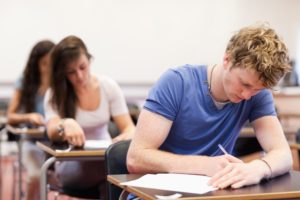élèves passant un examen