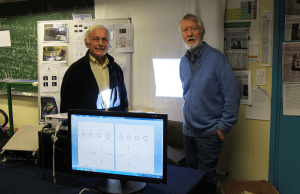 Albert le Floch et Guy Ropars, physiciens, dans leur laboratoire.