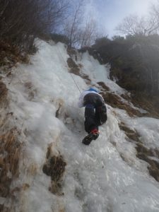 Les élèves escaladent une cascade de glace/ Crédit : Thibault Billard