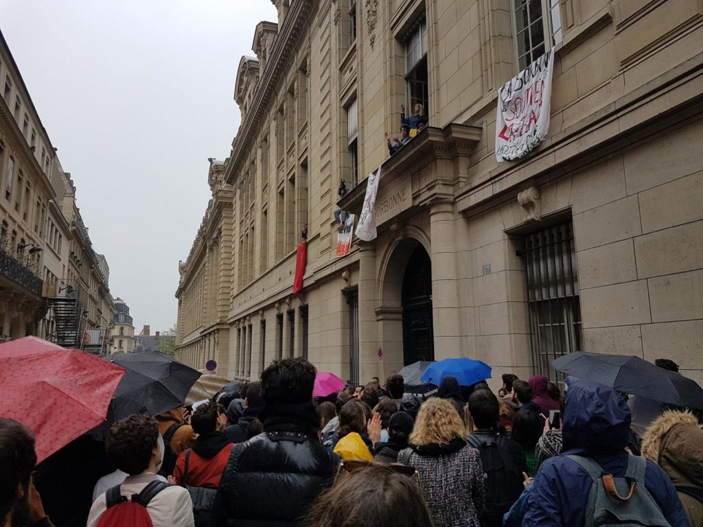 Les étudiants qui occpuent la Sorbonne communiquent avec ceux bloqués par la police à l'extérieur du bâtiment/ Crédit : D.R