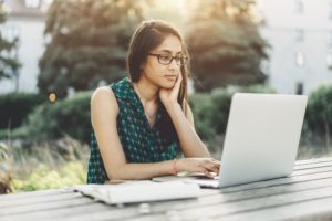 lycéenne sur un ordinateur