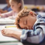 Commencer les cours à 9h : des bénéfices avérés pour le sommeil et la réussite des collégiens
