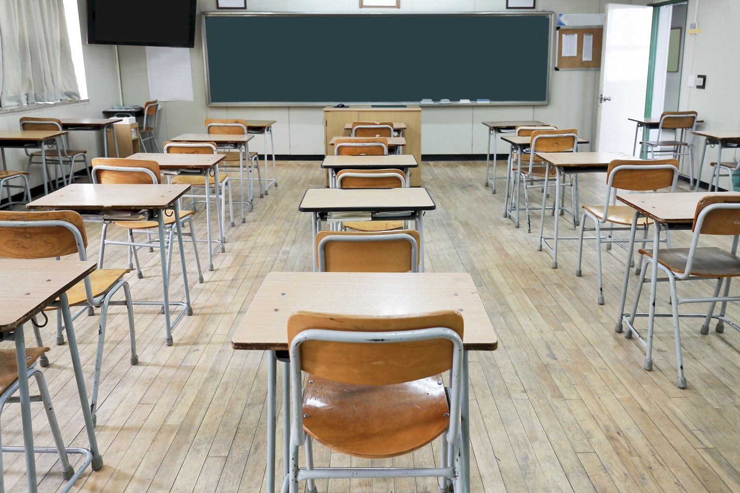 Une enseignante scotche des élèves sur leur chaise !