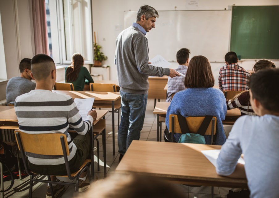 Second degré : un enseignant effectue en moyenne 1,7 heure supplémentaire par semaine