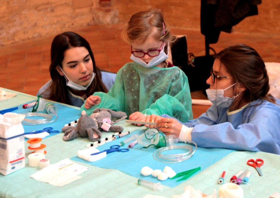 Hôpital des Nounours : les facs de médecine mobilisées pour les écoliers