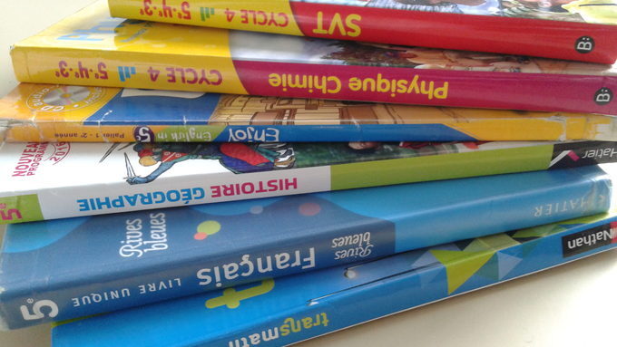 https://www.vousnousils.fr/wp-content/uploads/2020/07/manuels-scolaires.jpg