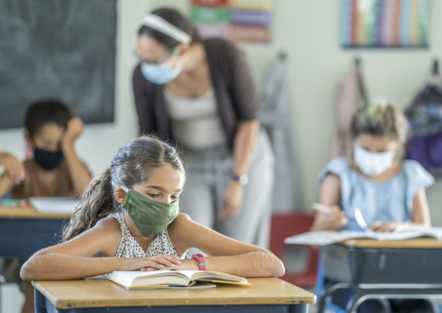 « Ne pas rendre le masque obligatoire dans les salles de cours n’est pas conforme aux données de l’OMS »