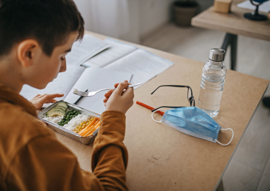 Cantines scolaires : « le covid vient pas manger à midi il travaille »