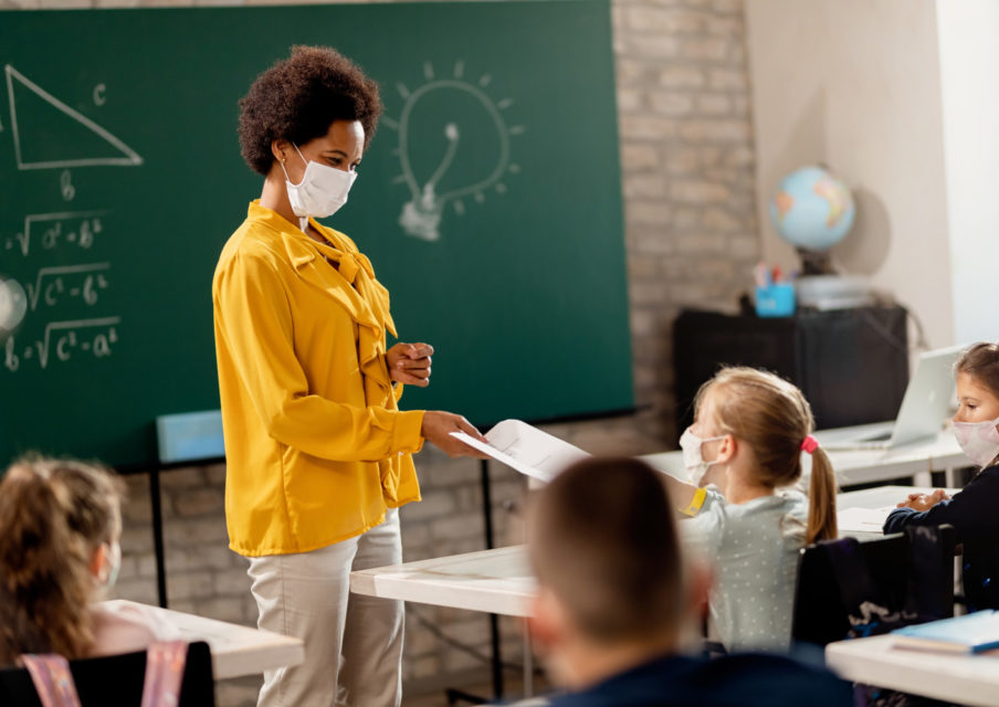 Vaccin : les enseignants doivent être prioritaires selon l’UNESCO et l’UNICEF