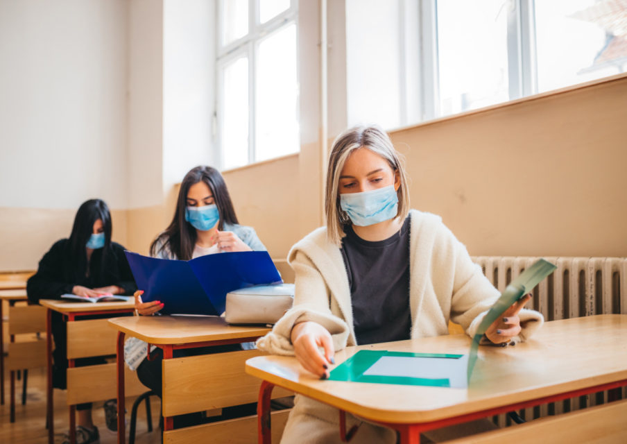 Moins de classes fermées et d’élèves contaminés cette semaine