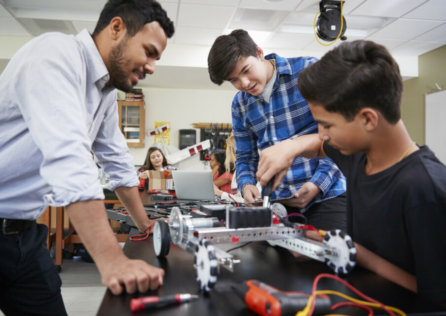 Réforme du collège : les cours de technologie supprimés en 6e