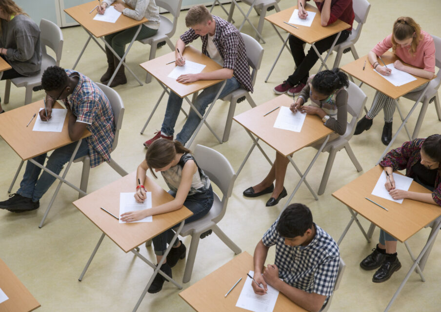 Capes externe 2024 : « aucun poste supplémentaire en maths, une centaine en moins en français »