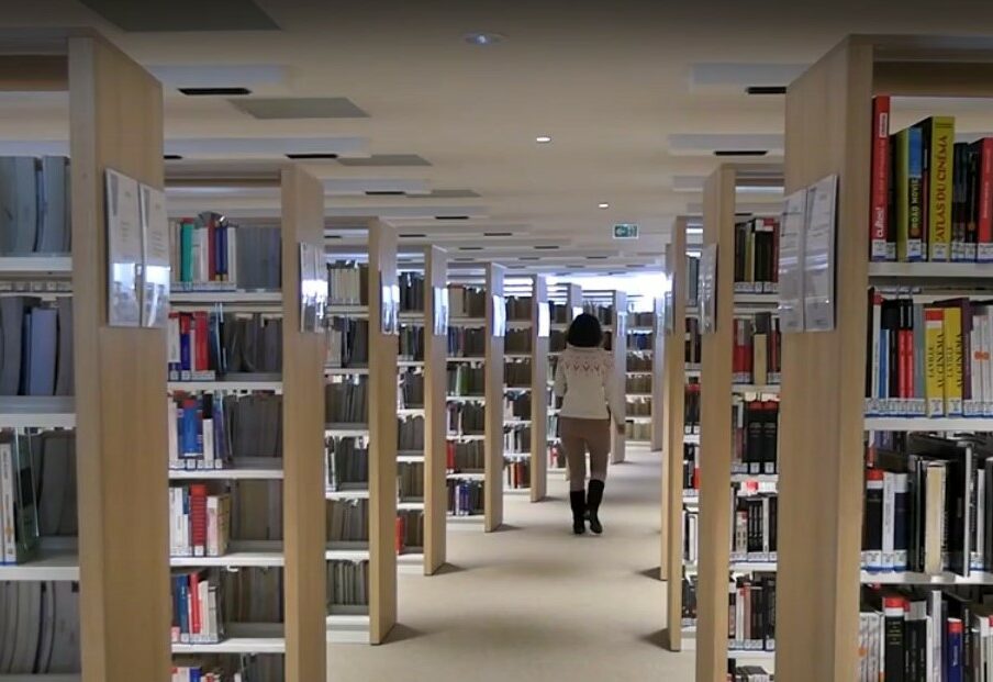 La Théâtrothèque Gaston Baty à Paris : découverte en vidéo d’une bibliothèque d’exception