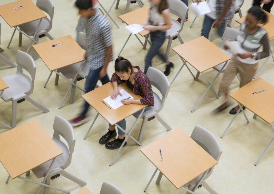 Epreuves de spécialité du bac : E. Macron ne veut plus d’ « épreuves si tôt dans l’année »