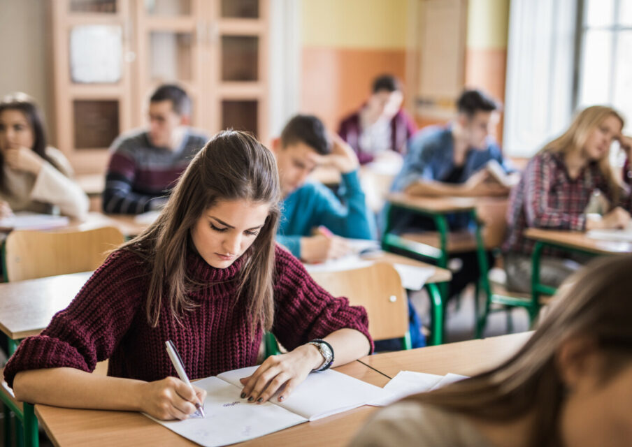 Bac 2024 : l’APSES dénonce « un quasi-doublement des programmes »