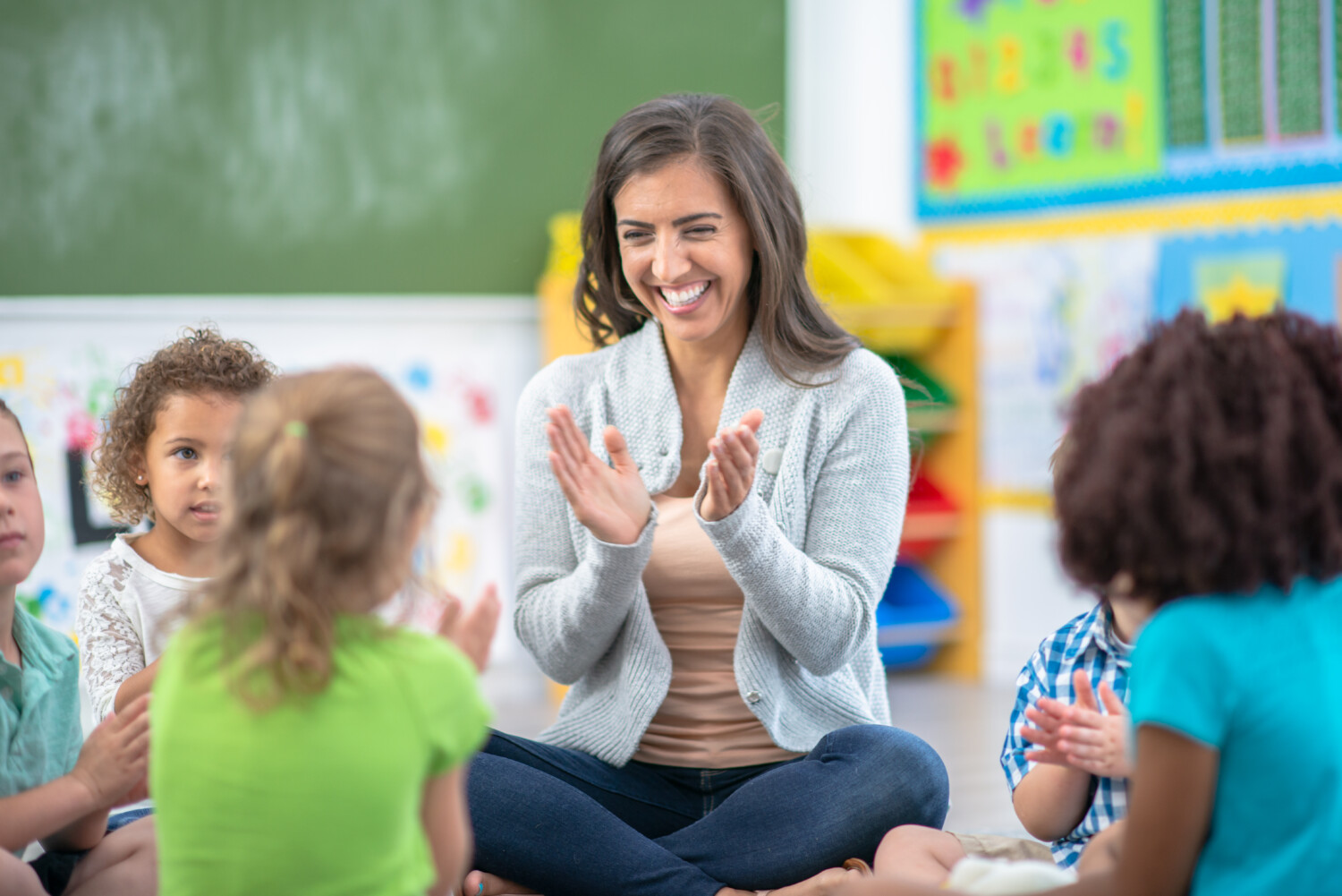 Première rentrée en maternelle : un moment clé enseignante classe maternelle