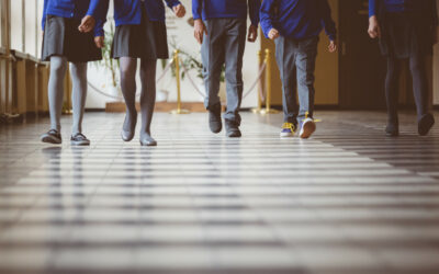 « Nos enfants ont du mal à apprendre à lire, écrire et compter… Et bien, mettez-leur un uniforme ! »