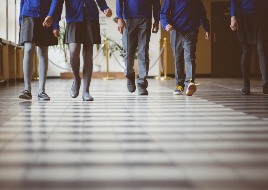 « Nos enfants ont du mal à apprendre à lire, écrire et compter… Et bien, mettez-leur un uniforme ! »