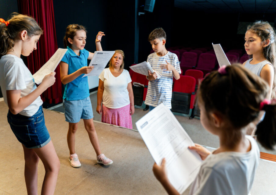 Théâtre obligatoire au collège : les syndicats et les parents d’élèves mitigés