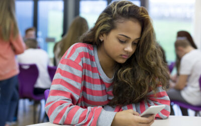 Collège : N. Belloubet réfléchit à faire « déposer les téléphones portables à l’entrée »