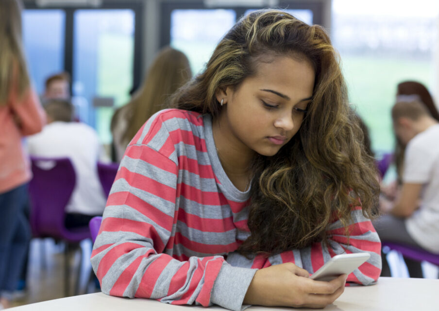 Collège : N. Belloubet réfléchit à faire « déposer les téléphones portables à l’entrée »