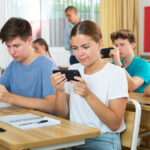 Pause numérique au collège : Élisabeth Borne veut généraliser l’interdiction du téléphone