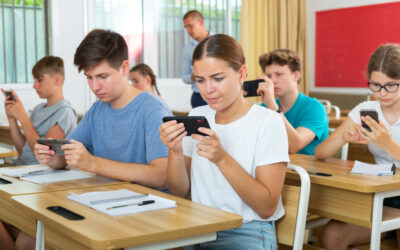 Pause numérique au collège : Élisabeth Borne veut généraliser l’interdiction du téléphone