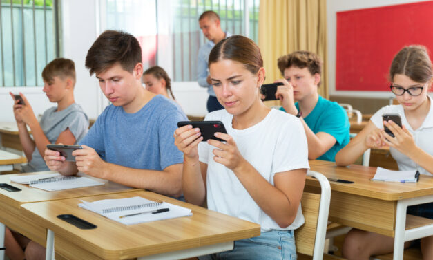 Pause numérique au collège : Élisabeth Borne veut généraliser l’interdiction du téléphone