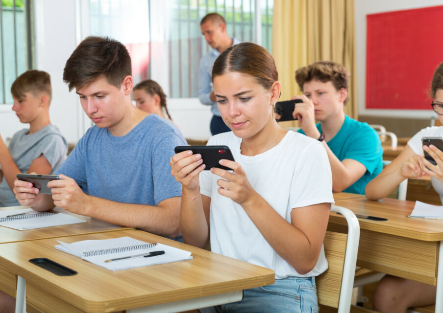 Pause numérique au collège : Élisabeth Borne veut généraliser l’interdiction du téléphone