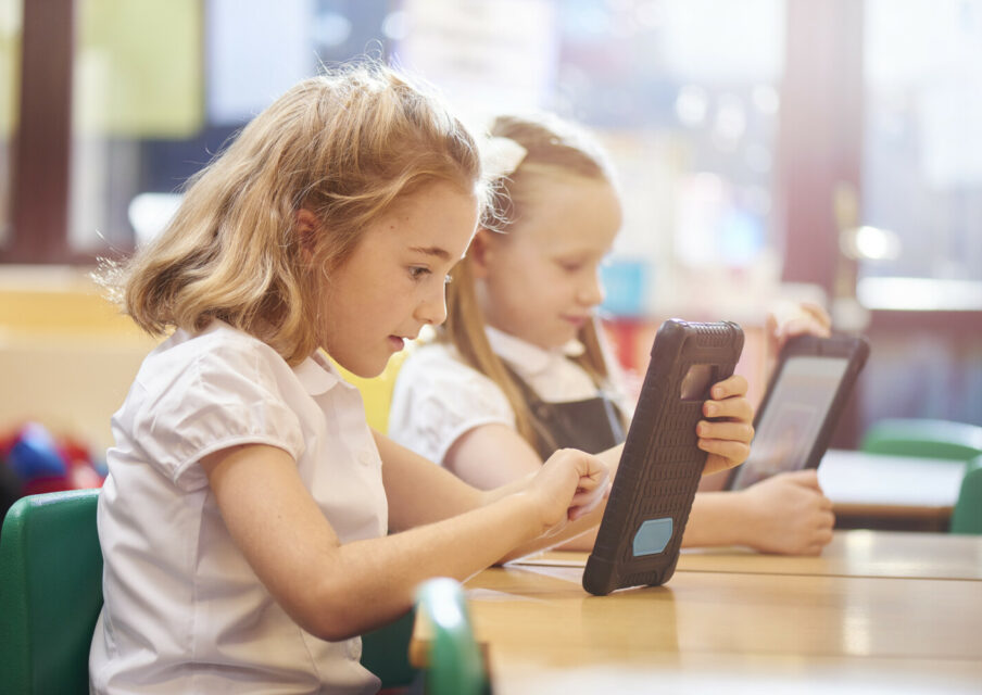Rapport contre l’hyperconnexion des enfants : « pas d’espace numérique de travail à l’école pour les élèves »