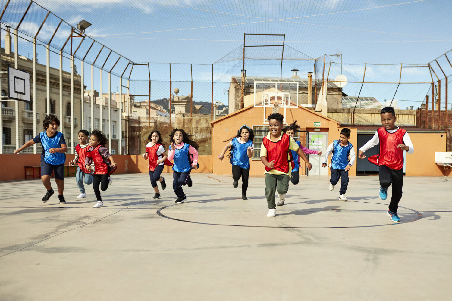 Journée nationale du sport scolaire : c'est aujourd'hui ! Young Boys and Girls Running Across Schoolyard Sports Court