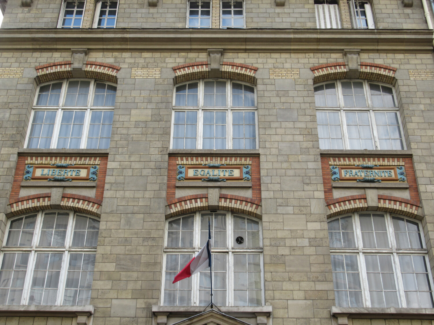 L’égalité des chances, une « obsession » pour François Bayrou Traditional French Middle School in Paris