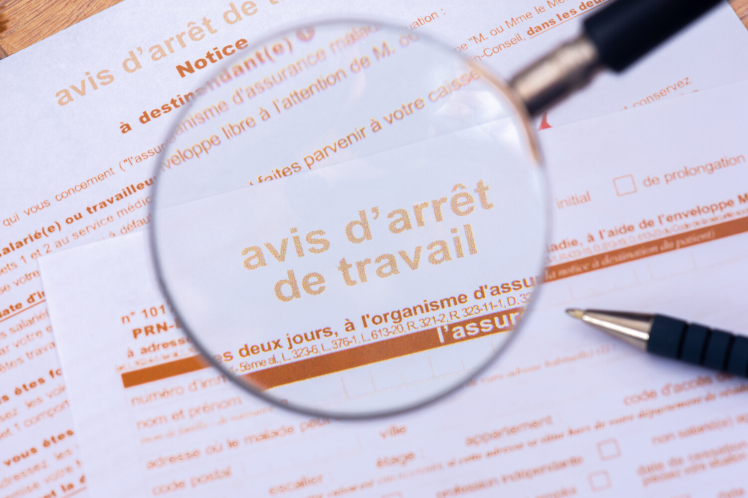 Le nouveau ministre de la Fonction publique « interrogatif sur l’utilité » des trois jours de carence Close-up through a magnifiying glass of an official sick leave form from the French social security