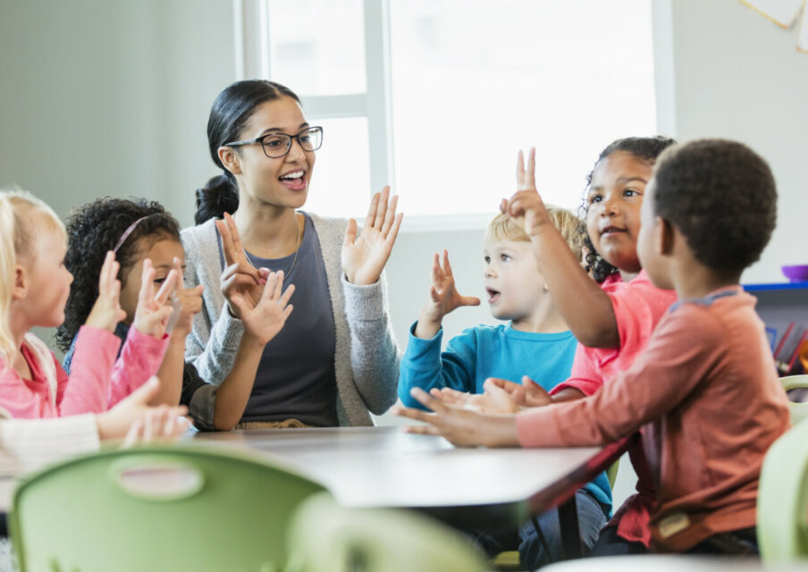 Orienter les élèves dès la maternelle : « mes propos n’étaient pas clairs » (E. Borne)