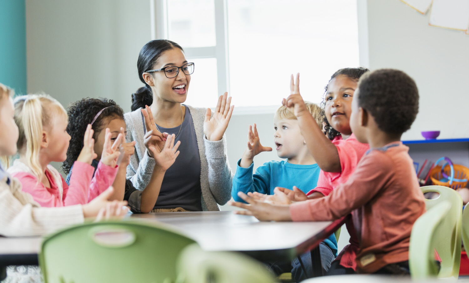 Orienter les élèves dès la maternelle : « mes propos n’étaient pas clairs » (E. Borne) Multi-ethnic preschool teacher and students in classroom
